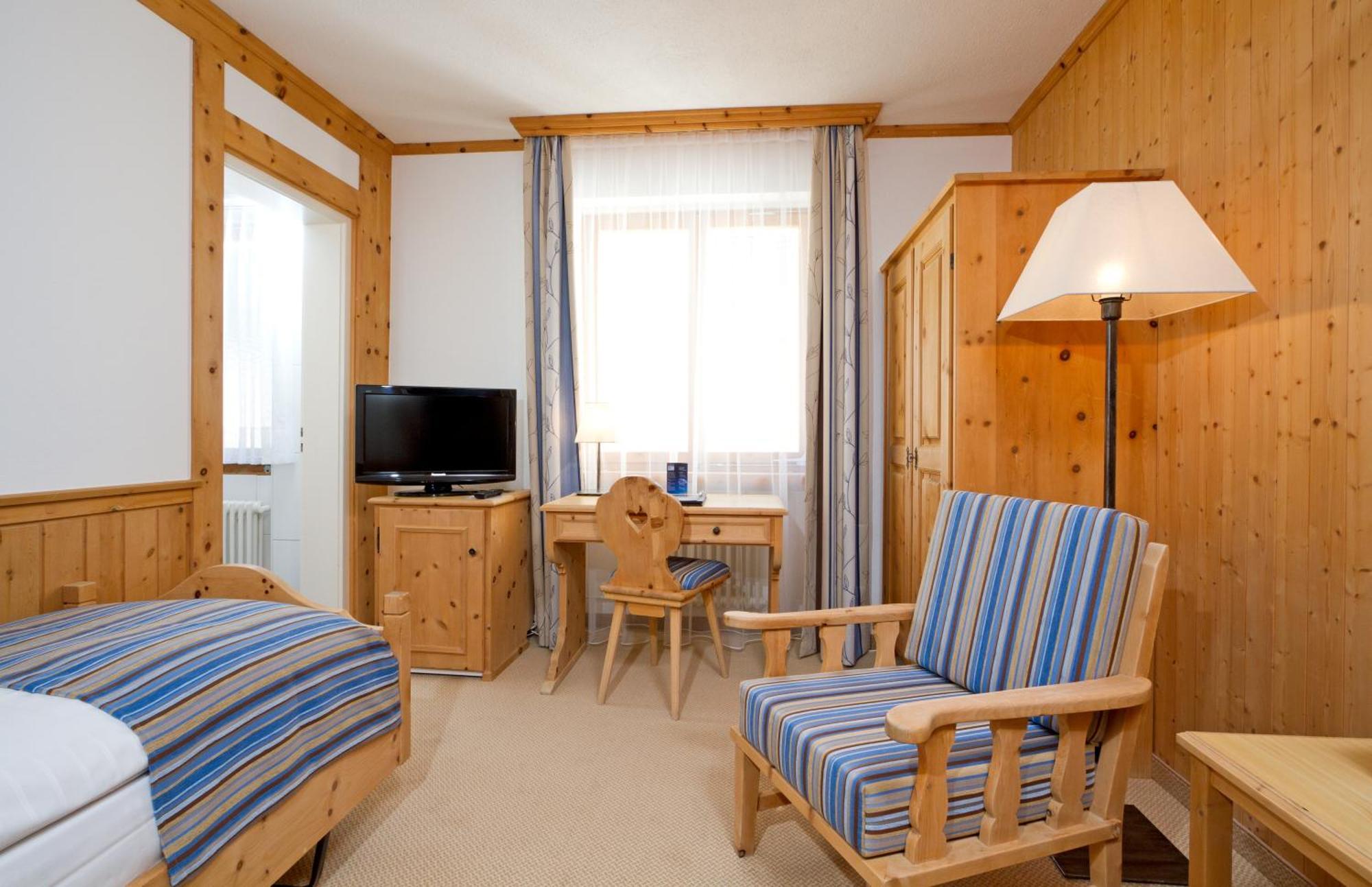 Edelweiss Swiss Quality Hotel Sils Maria Room photo